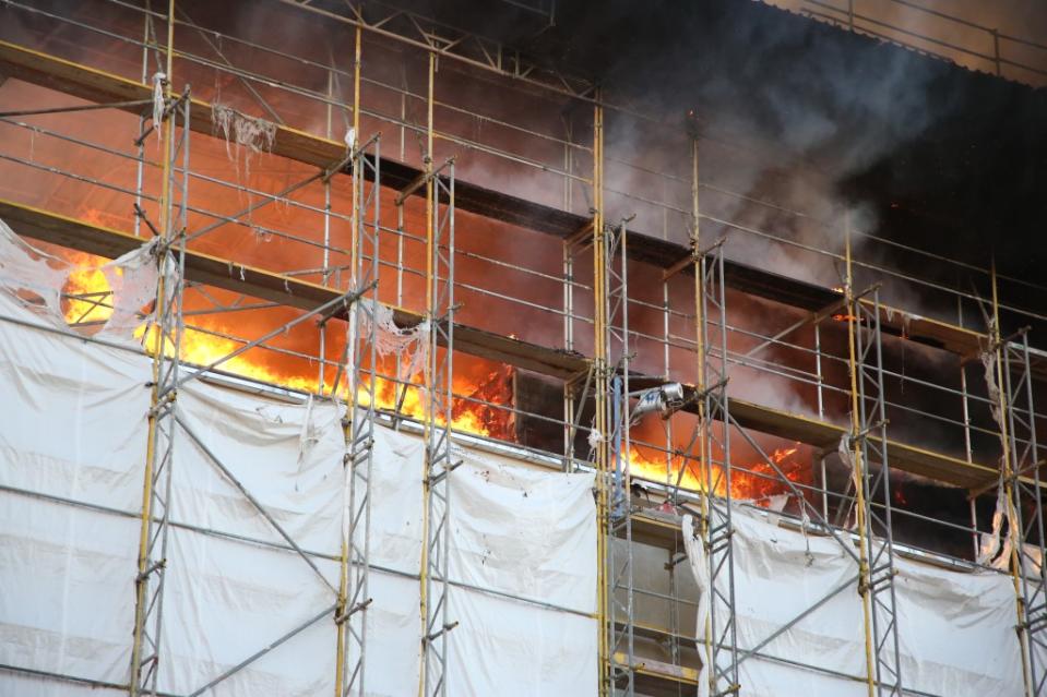 An der Goethestraße in Weißensee brennt es am Donnerstagabend auf dem Dach eines unbewohnten Wohnneubaus. Die Feuerwehr war mit 90 Einsatzkräften vor Ort<span class="copyright">Thomas Peise</span>