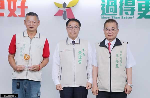 南市勞工志願服務協會榮獲全國績優勞工志願服務團隊獎，市長黃偉哲公開表揚理事長梁志男。（記者李嘉祥攝）