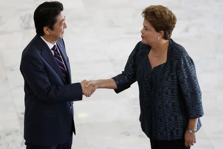 Brazil's President Dilma Rousseff (R) shakes hands with Japan's Prime Minister Shinzo Abe before a meeting at the Planalto Palace in Brasilia August 1, 2014. REUTERS/Ueslei Marcelino