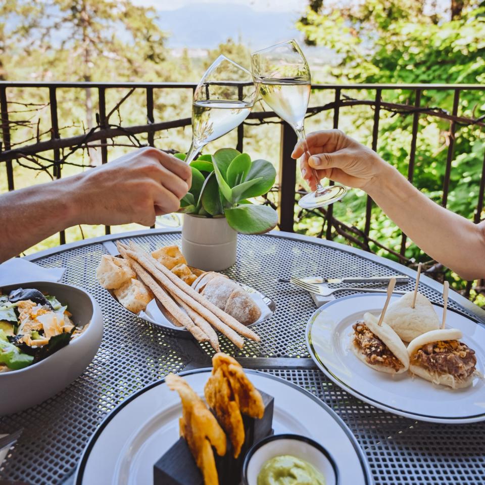 Dining al fresco at Hotel L'Albereta – with a glass of Franciacorta, of course