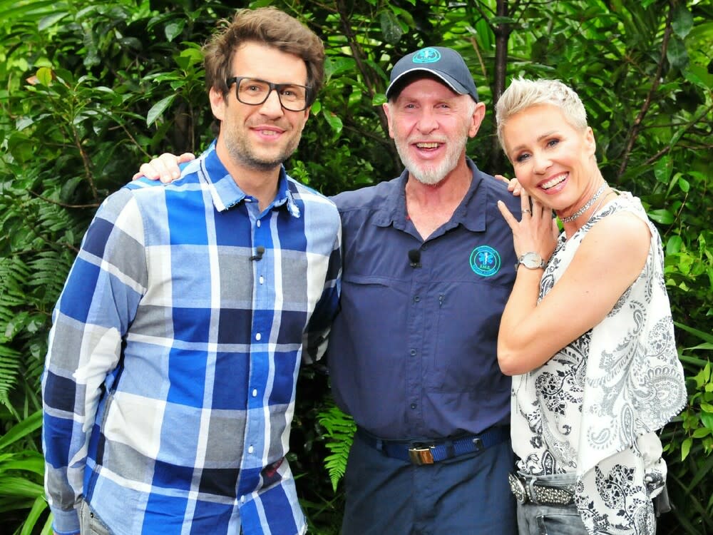 Sie haben das RTL-Dschungelcamp im Griff: Daniel Hartwich (l.), Dr. Bob und Sonja Zietlow. (Bild: TVNOW / Stefan Menne)