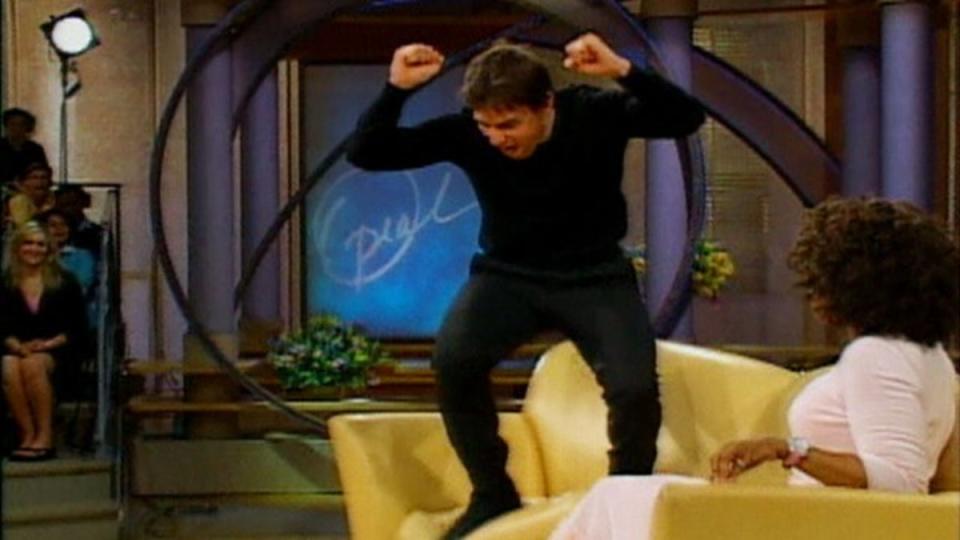 Tom Cruise saltando en el sofá en la famosa entrevista con Oprah (YouTube.screengrab)