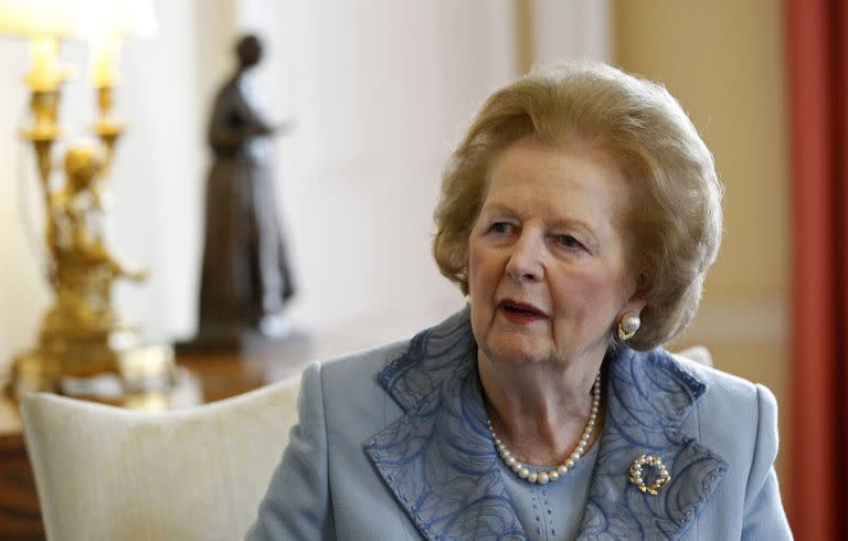 La ex primera ministra, la baronesa Margaret Thatcher, escucha durante su reunión con el actual primer ministro británico, David Cameron, en el número 10 de Downing Street en Londres el 8 de junio de 2010