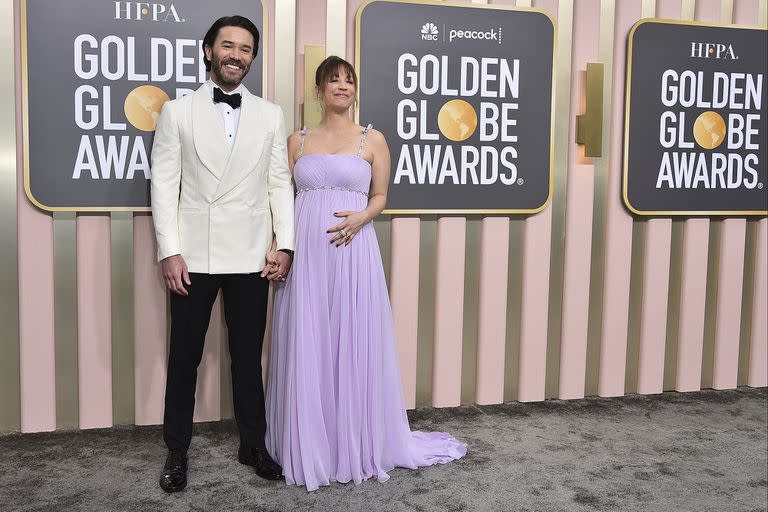 Tom Pelphrey y Kaley Cuoco en la dulce espera de Matilda, en los Globo de Oro, en enero de este año