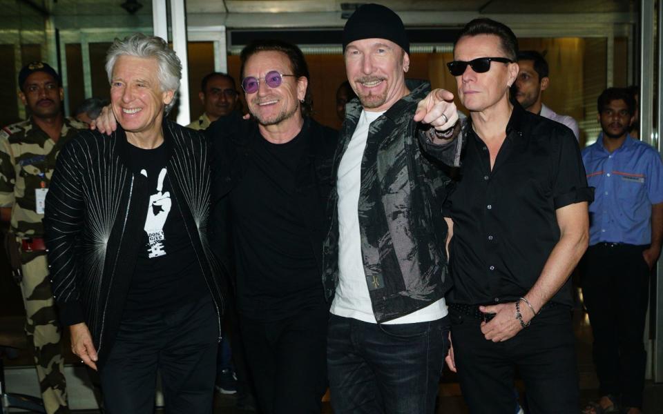 In Sachen Grammys schlägt keine andere Band U2: 22 der begehrten Trophäen sammelten die vier Iren ein. (Von links) Adam Clayton, Bono, The Edge und Larry Mullen Jr. sind aber auch in Sachen Verkaufzahlen (fast) unübertroffen: 150 Millionen Tonträger soll die seit 1976 existierende Band bis heute verkauft haben. (Bild: Prodip Guha/Getty Images)