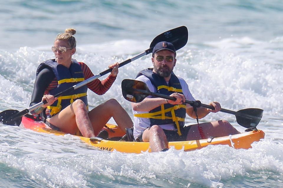 Ben Affleck and Lindsay Shookus have some fun in the sun. (Photo: Backgrid)