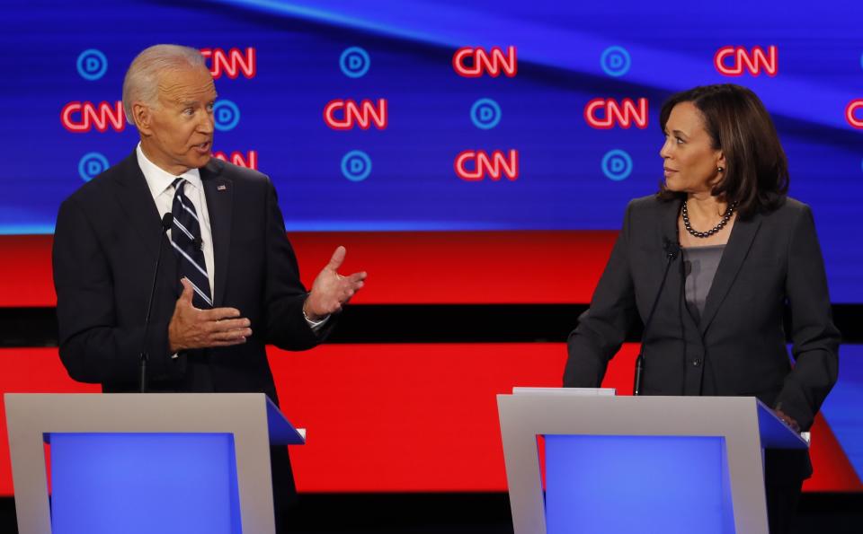 Kamala Harris y Joe Biden durante uno de los debates de los aspirantes a ser candidatos del partido demócrata a las presidenciales estadounidenses de 2020. (AP Photo/Paul Sancya, File)