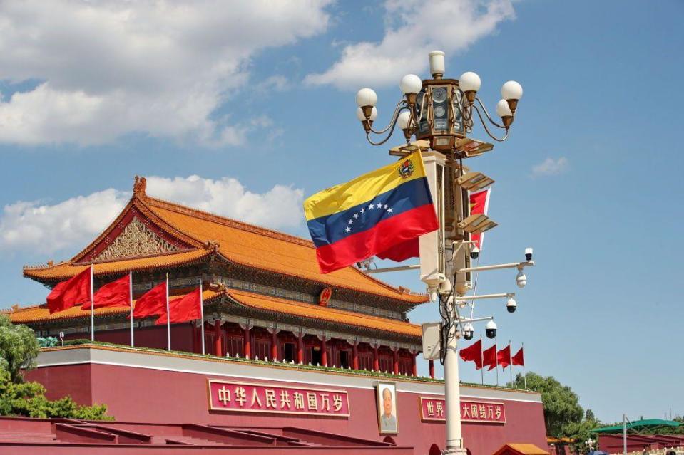 Una bandera de Venezuela en la plaza de Tiananmen.