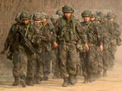<p>Mit Nordkorea als Nachbarland leben die Südkoreaner in ständiger Angst vor einer militärischen Auseinandersetzung. Ein guter Grund, 35,7 Milliarden US-Dollar für die militärischen Truppen auszugeben. (Bild-Copyright: Lee Young Ho/ddp Images) </p>
