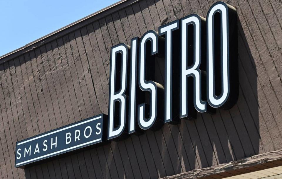Smash Bros Bistro abrió sus puertas en Fresno Street and Bullard Avenue, sirviendo comida que va más allá de las smashburgers.