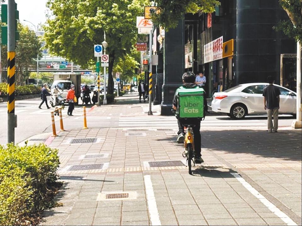 台北市長蔣萬安鼓勵市民多利用大眾運輸減碳，實施YouBike前30分鐘免費租借措施，不過，民眾卻發現有外送員騎YouBike送餐，疑把YouBike當成不須成本的營利工具。（張立勳攝）