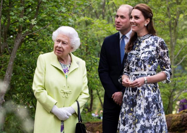 Queen Elizabeth II: 'Never felt dressed without her handbag' - BBC News