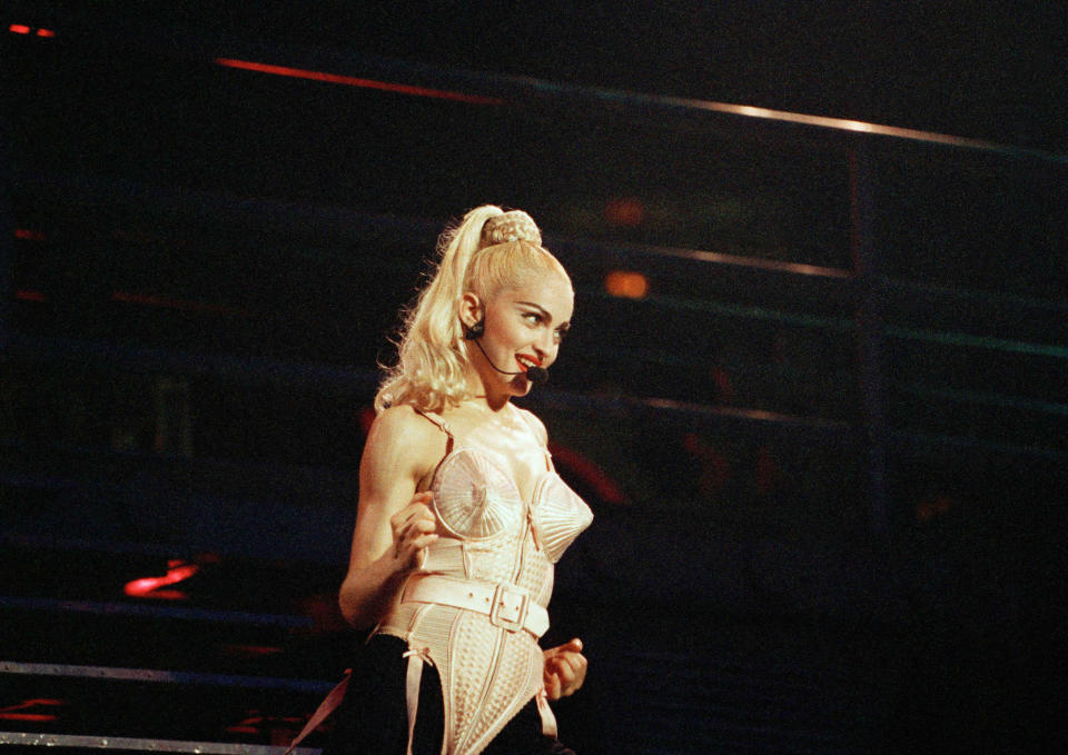 Madonna in dem legendären Korsett von Jean Paul Gaultier während ihrer „Blonde Ambition Tour“ in der US-Stadt Philadelphia 1990. (Bild: AP Photo/Sean Kardon)