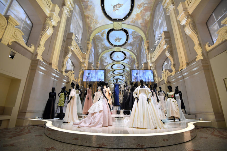 Die Ausstellung blickt zurück auf die Geschichte von Dior mit den verschiedenen Kreativdirektoren, von Yves Saint Laurent bis Maria Grazia Chiuri. (Bild-Copyright: ALAIN JOCARD/AFP)