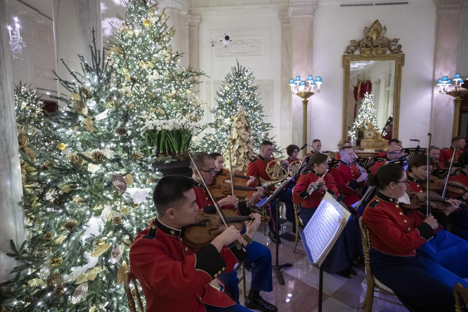 La banda "President's Own" del Cuerpo de Infantería de la Marina toca en el Grand Foyer de la Casa Blanca, durante una exhibición para la prensa de las decoraciones navideñas, el lunes 2 de diciembre del 2019, en Washington. (AP Foto/Alex Brandon)