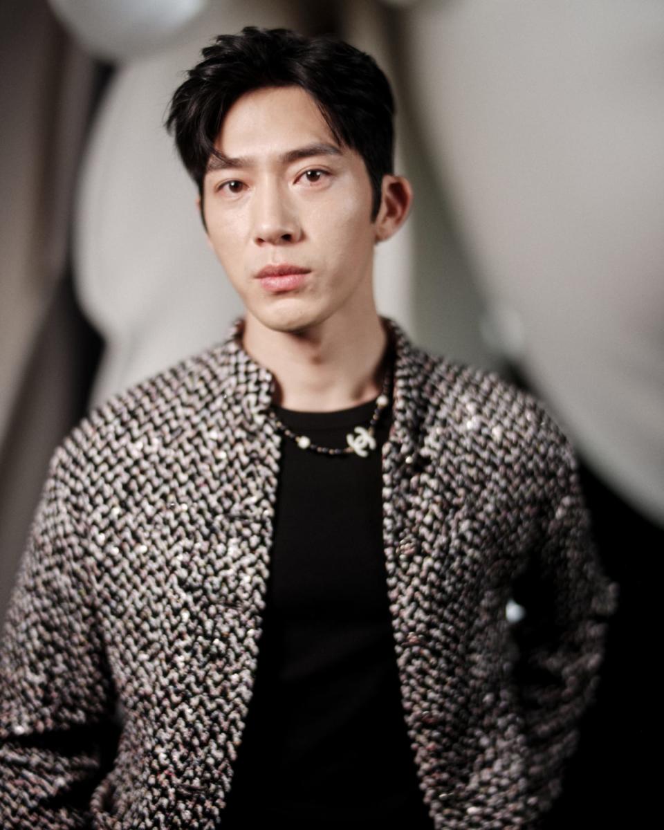 Jing Boran, Chinese actor, wore a black, white, purple and yellow glittered tweed jacket, look 49, from the Métiers d’Art 2022/23 collection. CHANEL accessories. Coco Crush Ring in 18K white gold, CHANEL Fine Jewelry. Coco Crush Ring in 18K white gold, diamonds, CHANEL Fine Jewelry