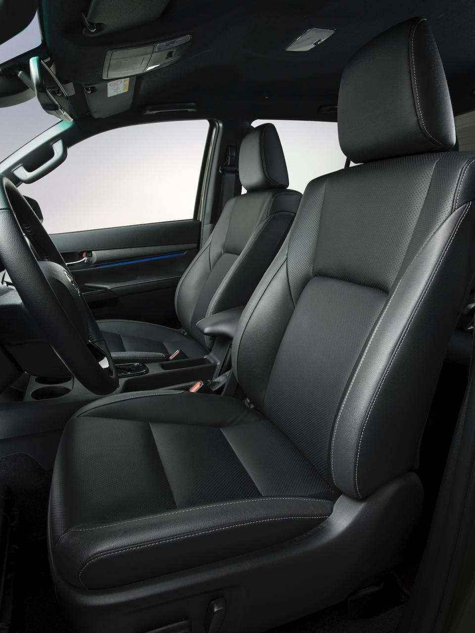 hiluxinteriorfrontseats.jpg