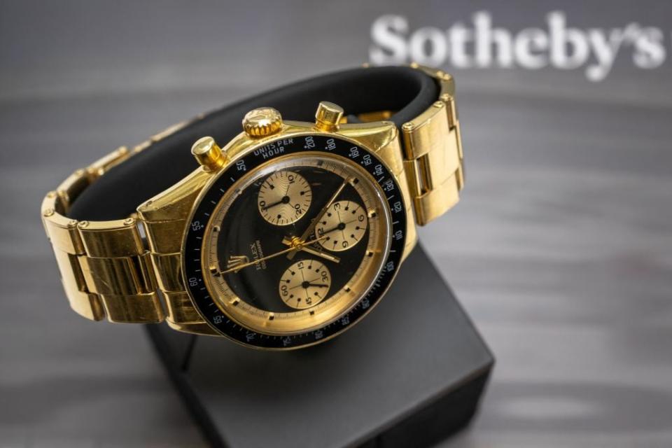 Ein Rolex Daytona 'John Player Special' Chronograph-Armbanduhr aus Gelbgold.