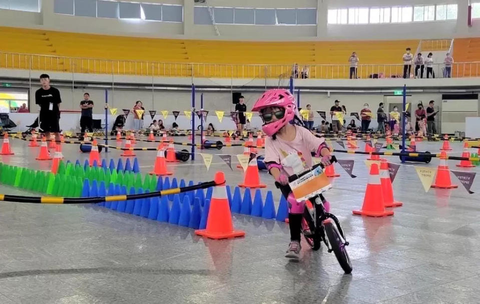 美濃場設計室內障礙賽，小朋友各顯神通賣力衝向終點。高雄市運發局提供