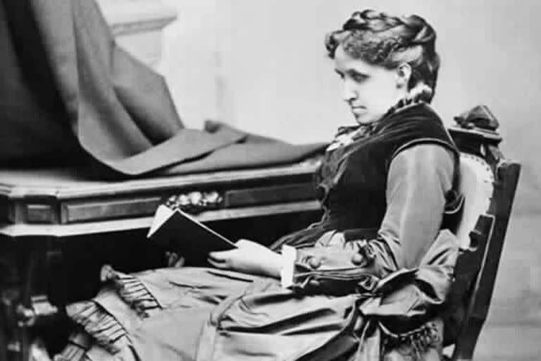 Louisa May Alcott nació en 1832 en Pensilvania, Estados Unidos y fue la célebre autora de Mujercitas