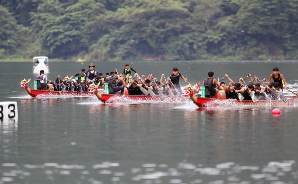 全中運高中混合組競速龍舟200公尺上演水上操槳飆速大作戰。蔡宗憲攝