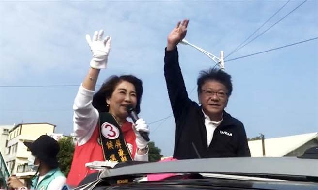 民進黨屏東縣長候選人周春米（左）選前之夜選在屏東市區車隊掃街。（周春米提供／林和生屏東傳真）