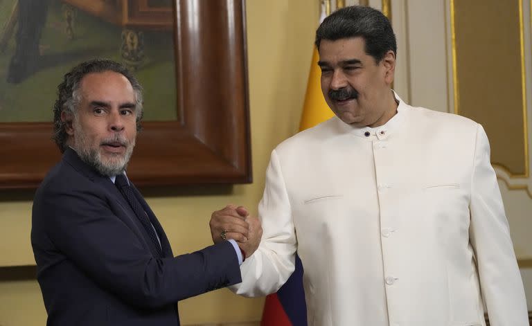 El presidente de Venezuela, Nicolás Maduro, se reúne con el nuevo embajador de Colombia, Armando Benedetti, en el Palacio de Miraflores en Caracas, Venezuela, el lunes 29 de agosto de 2022. Por primera vez en más de tres años un embajador de Colombia es aceptado por Venezuela dando un paso fundamental en el restablecimiento de las relaciones diplomáticas de los países vecinos. (Foto AP/Ariana Cubillos)