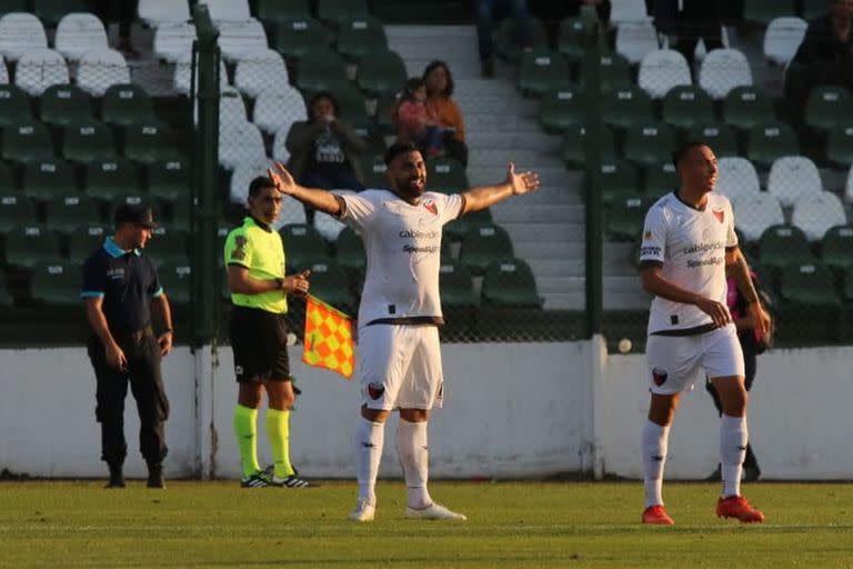 Ábila abre los brazos en el festejo de su gol, en el que haría el gesto de escuchar a los beligerantes hinchas de Sarmiento.