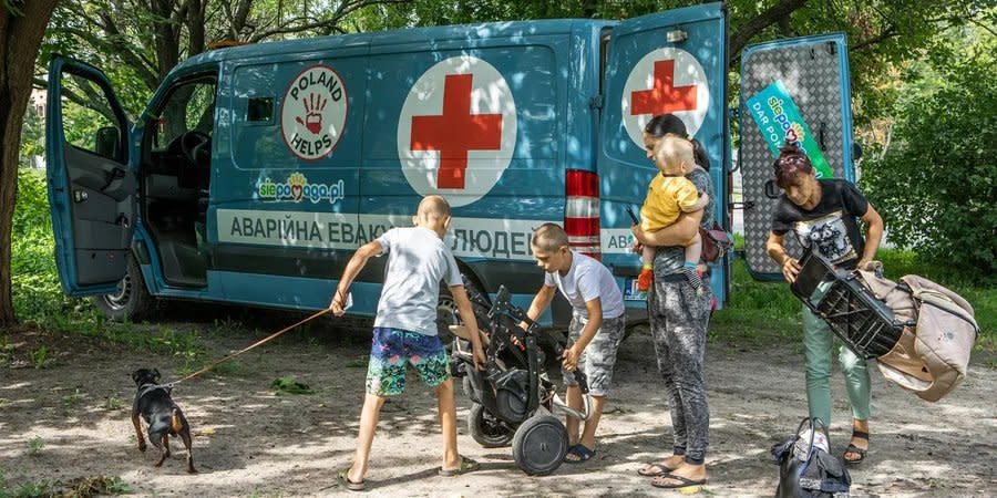 Evacuation of a family from Vovchansk (archive photo)