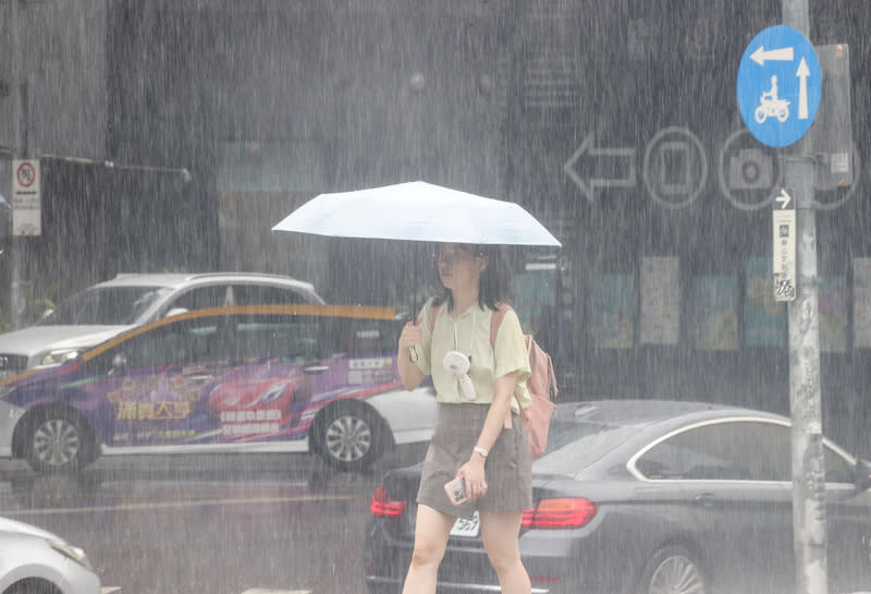 天氣不穩定　北市突下大雨（1） 台北市14日天氣不穩定，接近中午時突然下起一陣大 雨，中正區雨勢滂沱，民眾撐傘擋雨。 中央社記者謝佳璋攝　113年9月14日 