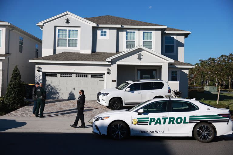 Seguridad frente a la casa donde el ex presidente brasileño Jair Bolsonaro se aloja en la comunidad cerrada de Encore Resort at Reunion después de ser dado de alta del hospital el 11 de enero de 2023 en Kissimmee, Florida.