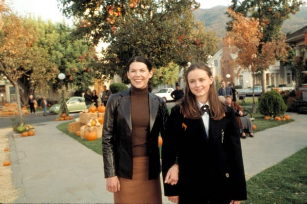 GILMORE GIRLS, Lauren Graham, Alexis Bledel, 'Kiss & Tell', (Season 1, episode 7, aired November 16, - Credit: ©Warner Bros/Courtesy Everett Collection