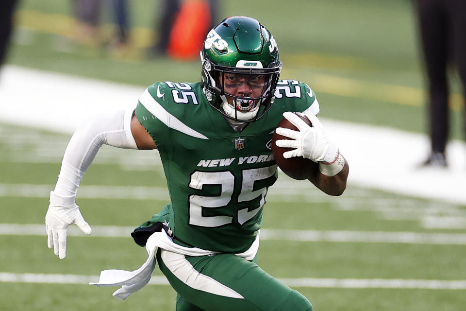 New York Jets running back Ty Johnson (25) runs against the Las Vegas Raiders during an NFL football game in East Rutherford, N.J., Sunday, Dec. 6, 2020. The New York Jets running back has always considered himself an underdog, hungry for a shot. Johnson got one last week, rushing for a career-high 104 yards and a touchdown while providing an unexpected spark. (AP Photo/Adam Hunger)