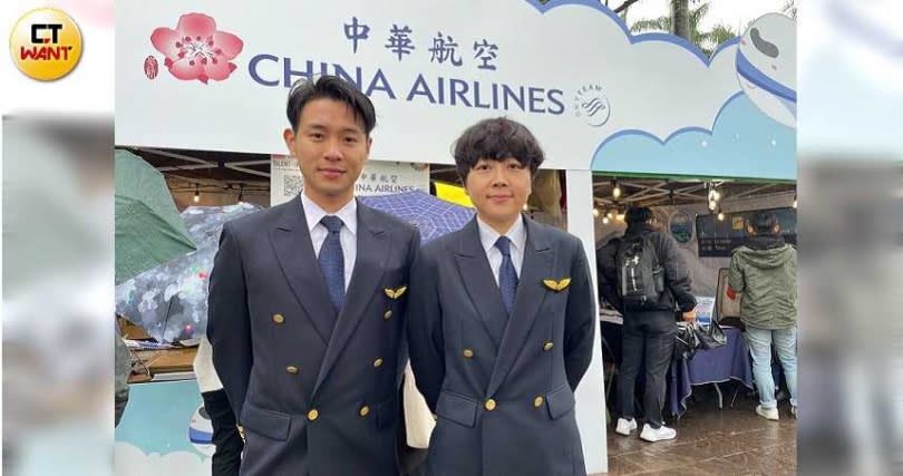 華航A321機隊副機長林昇（左）即是台大畢業校友；徐郁琇服務於747機隊，女性機師在華航機師1300位中占比8％。（圖／李蕙璇攝）