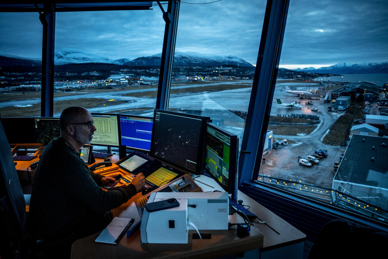 La torre de control del aeropuerto de Tromso en Tromso, Noruega, el 30 de noviembre de 2022. Se han registrado interferencias de GPS desde Escandinavia hasta el sur del Mar Negro. (Sergey Ponomarev/The New York Times)