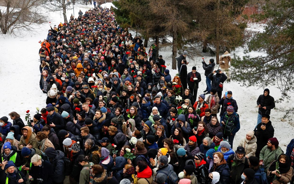 Crowds head for Moscow's Borisovskoye Cemetery during the funeral of Russian opposition politician Alexei Navalny