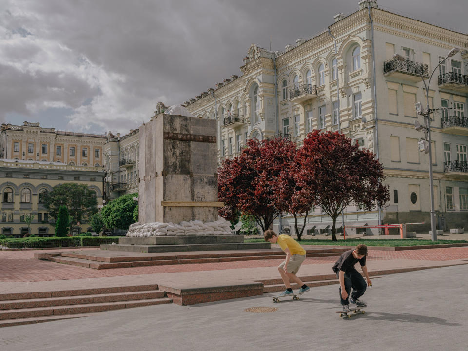 Skateboarders near the Kyiv Opera house, which reopened in late May after a three month closure. A monument in the background is still protected from possible air attacks by sandbags and panels.<span class="copyright">Fabian Ritter—DOCKS Collective</span>