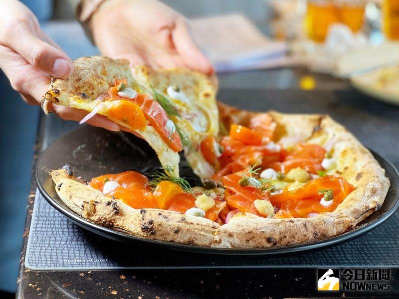 ▲豹紋披薩在義大利磚窯高溫約四百度、180秒的短時間窯烤下，鎖住食材鮮美保有水分。（圖／記者陳美嘉攝）