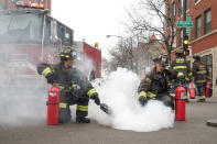 <p>Die Haltbarkeit von Feuerlöschern variiert je nach Hersteller. Die meisten Hersteller raten, das Gerät alle 20 Jahre auszutauschen, da sie Umwelteinflüssen ausgesetzt sind, die die Funktion beeinträchtigen können. Bei preisgünstigen Geräten ist die Haltbarkeit allerdings sogar oft noch deutlich geringer. (Bild: Getty Images)</p>