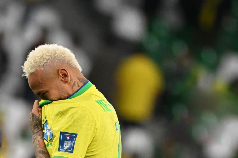 El desconsuelo de Neymar tras la eliminación de Brasil en el Mundial de Qatar