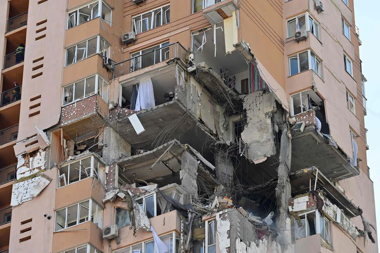 Una vista de un edificio de departamentos de gran altura que fue alcanzado por un bombardeo en Kiev, el 26 de febrero de 2022