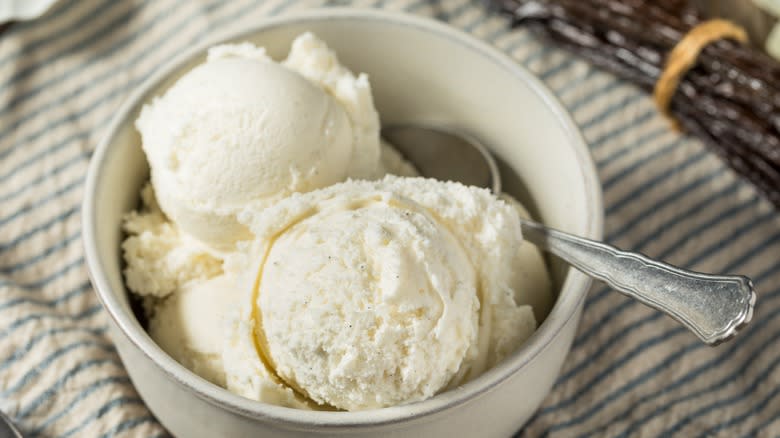 Vanilla ice cream scoops
