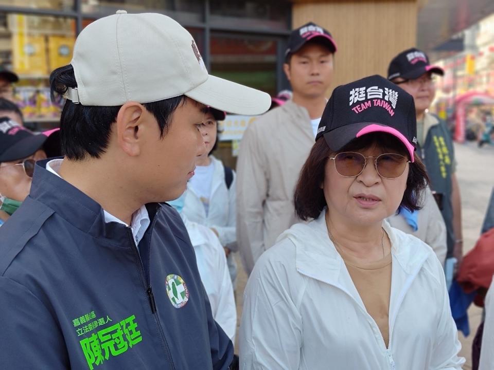 民進黨嘉義縣山區立委當選人陳冠廷19日前往雲林北港鎮陪同蘇治芬立委徒步謝票。   圖：陳冠廷服務處提供