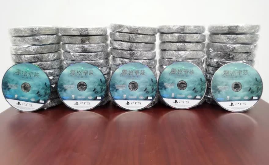 中國海關近日查獲800張走私的PS5《霍格華茲的傳承》遊戲片。（圖／翻攝自微博）