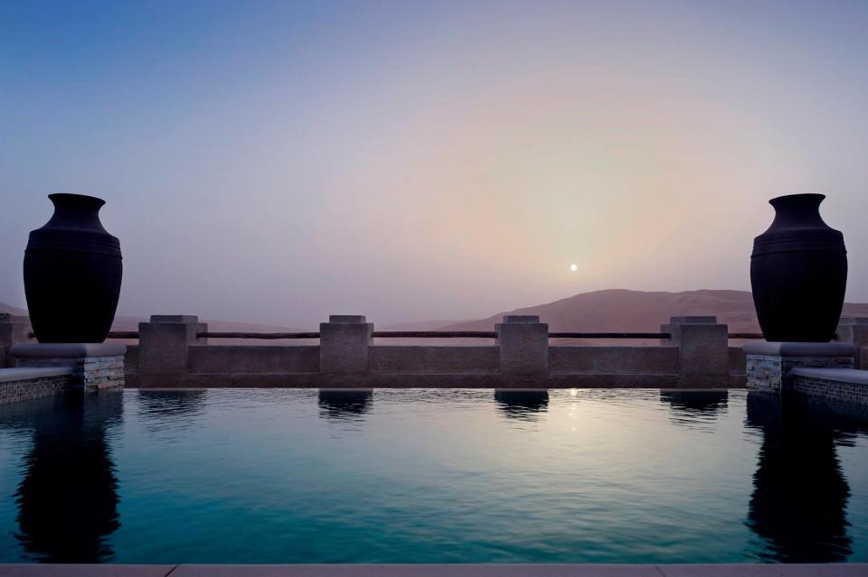 El hotel que parece un hermoso espejismo en medio del desierto