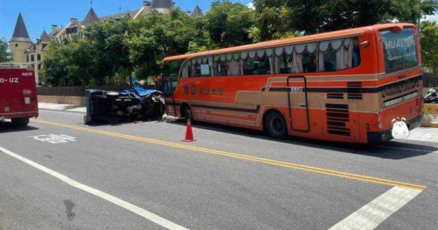 巨大的撞擊力道，讓小貨車整輛翻了過去，車頭嚴重損毀。（圖／翻攝畫面）