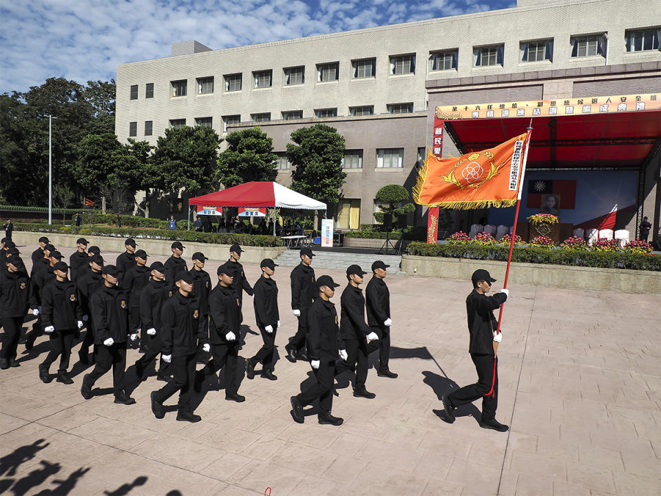 現場由國安局長蔡明彥舉行成軍儀式，並親自校閱編成隊伍。（圖：張柏仲攝）