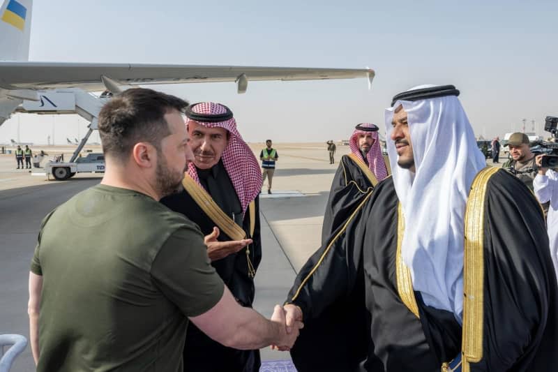 Ukrainian President Volodymyr Zelensky welcomed by Deputy Governor of Riyadh Region Prince Mohammed bin Abdulrahman bin Abdulaziz upon his arrival at the airport. -/Saudi Press Agency/dpa