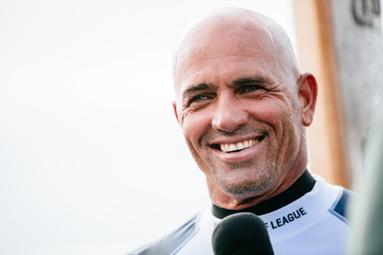 Le surfeur Kelly Slater a apporté son soutient aux opposants à la tour des juges à Tahiti.