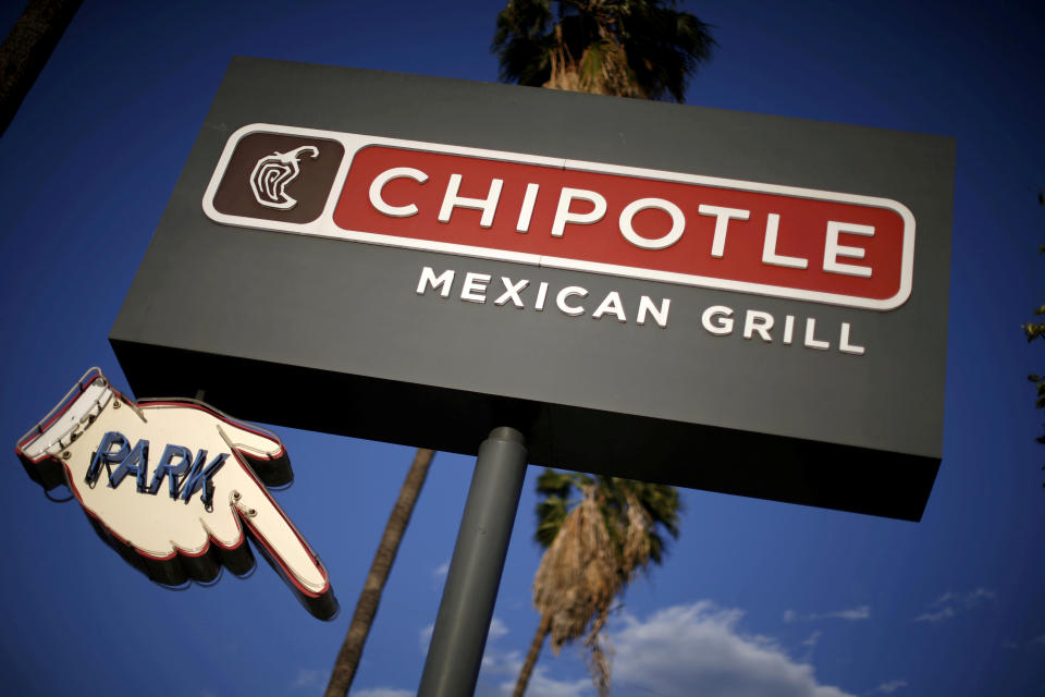 <p>A pesar de su aumento de precios, la cadena de restaurantes de comida rápida mexicana Chipotle ha tenido excelentes resultados de ventas en 2018 y, además, terminará el año con 130 establecimientos más en Estados Unidos. Su crecimiento se nota en el precio de sus acciones, que ha aumentado en un 68%. (Foto: Lucy Nicholson / Reuters). </p>